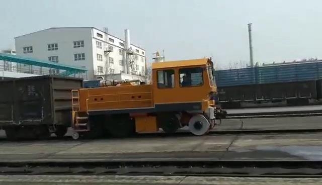 公鐵兩用牽引車施工視頻